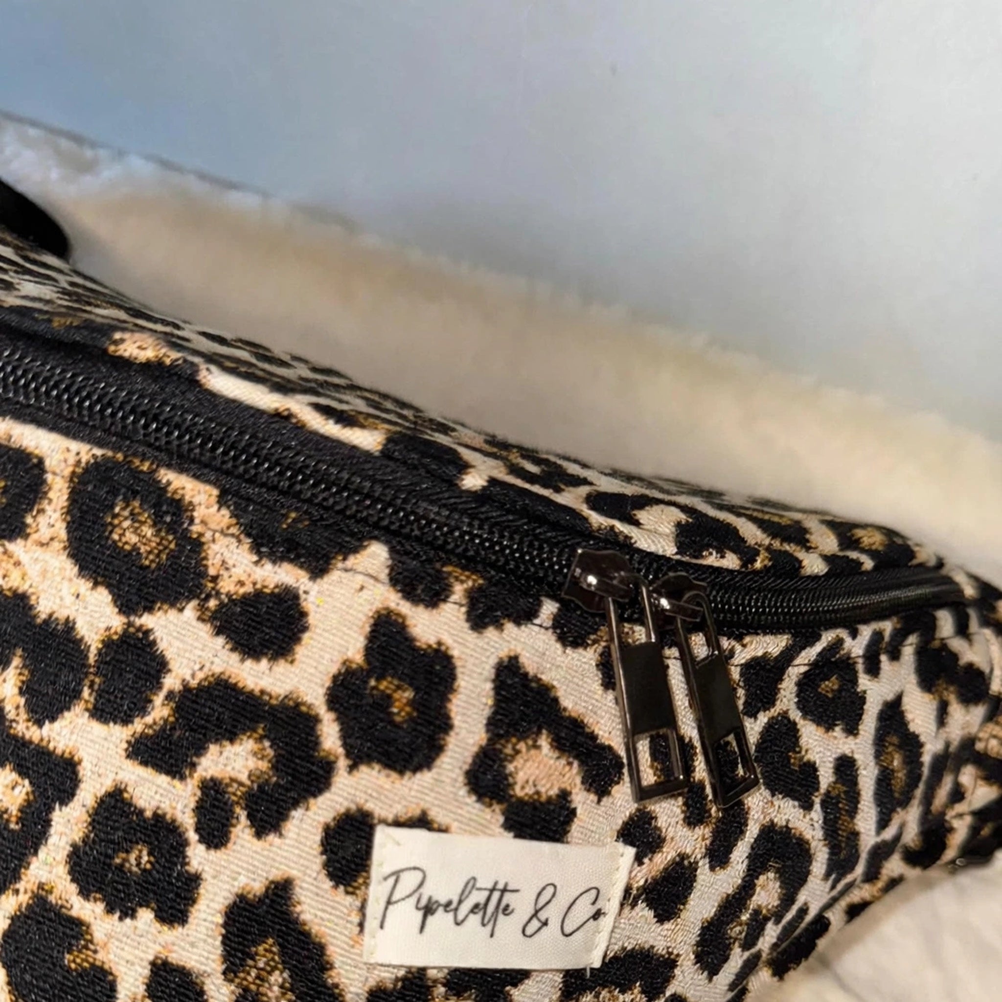 .  sac-banane-leopard-detail-zip-dore
