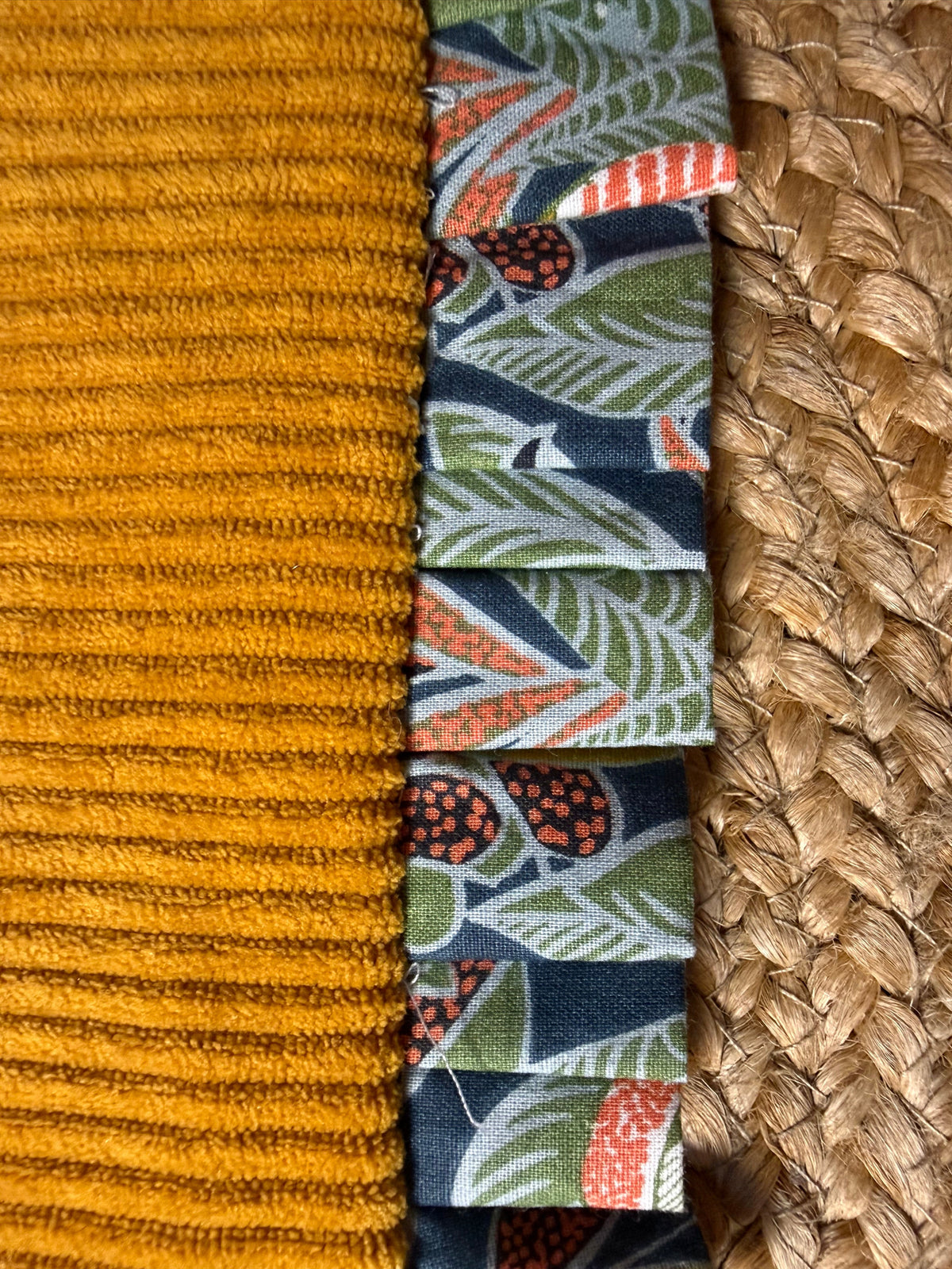 Pochette à froufrous moutarde et fleurs