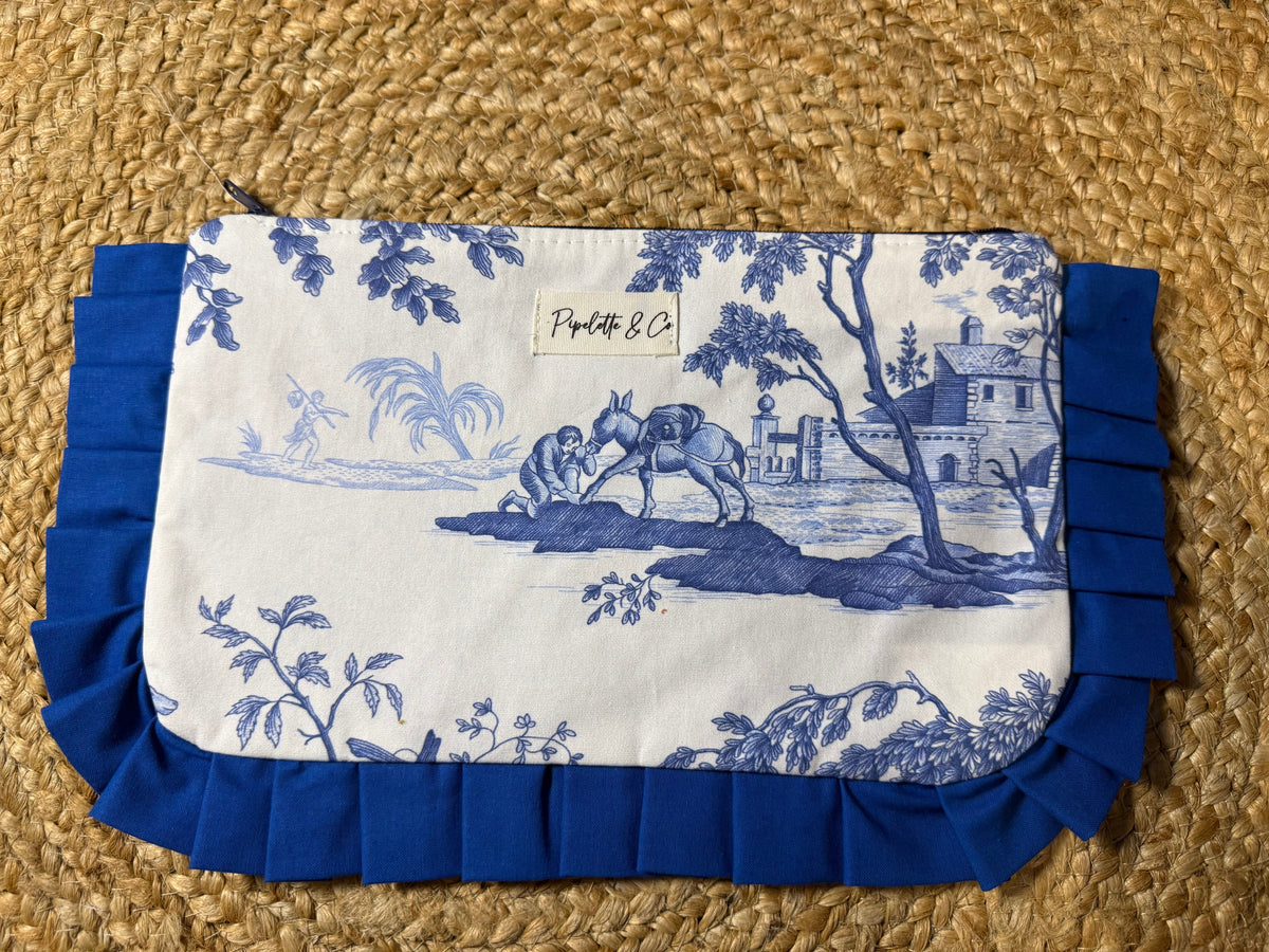 Pochette à froufrous bleus – motif toile de Jouy