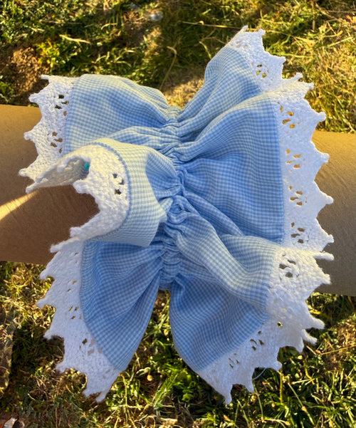 Chouchou double bleu ciel et dentelle blanche ajourée