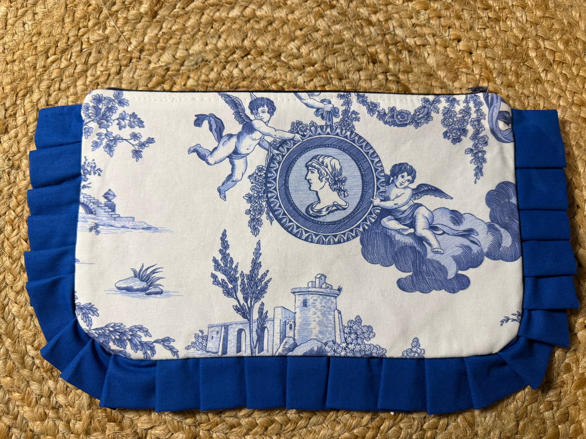 Pochette à froufrous bleus – motif toile de Jouy