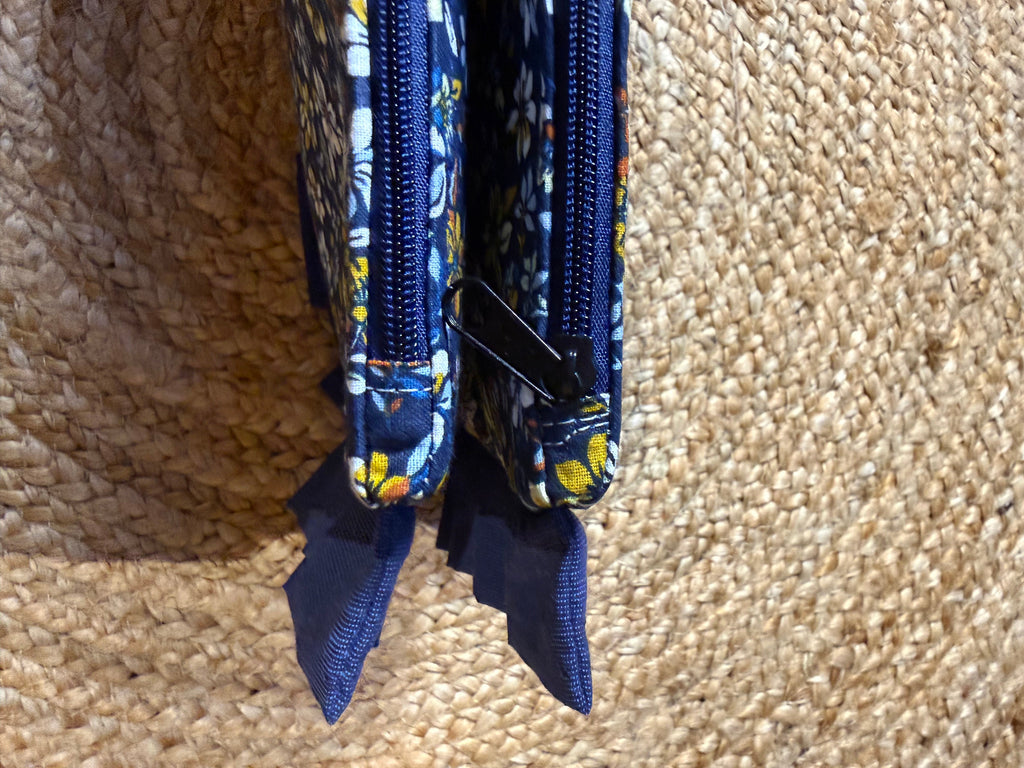 Pochette fleurie à froufrous bleu marine