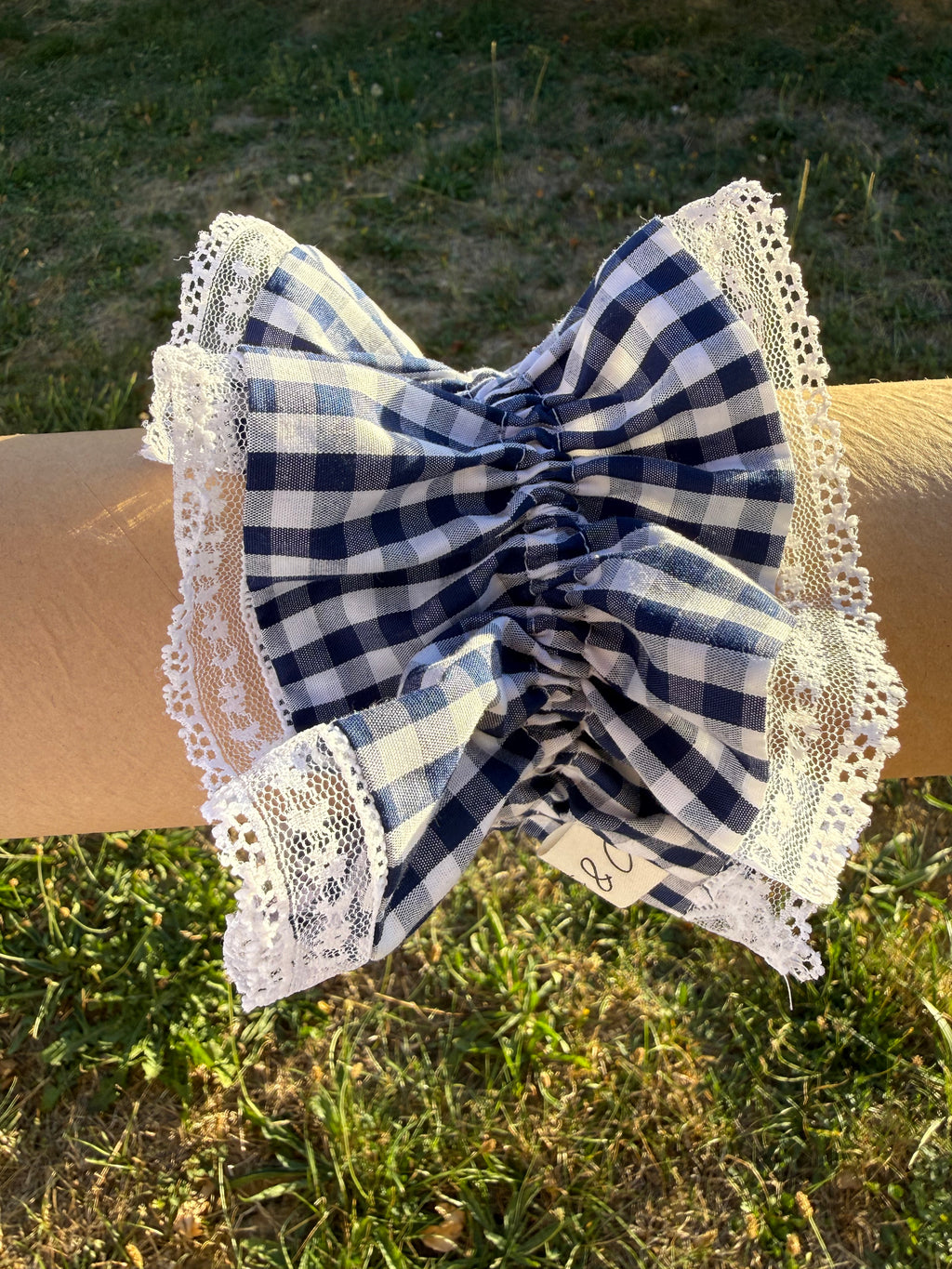 Chouchou double vichy bleu marine et dentelle blanche