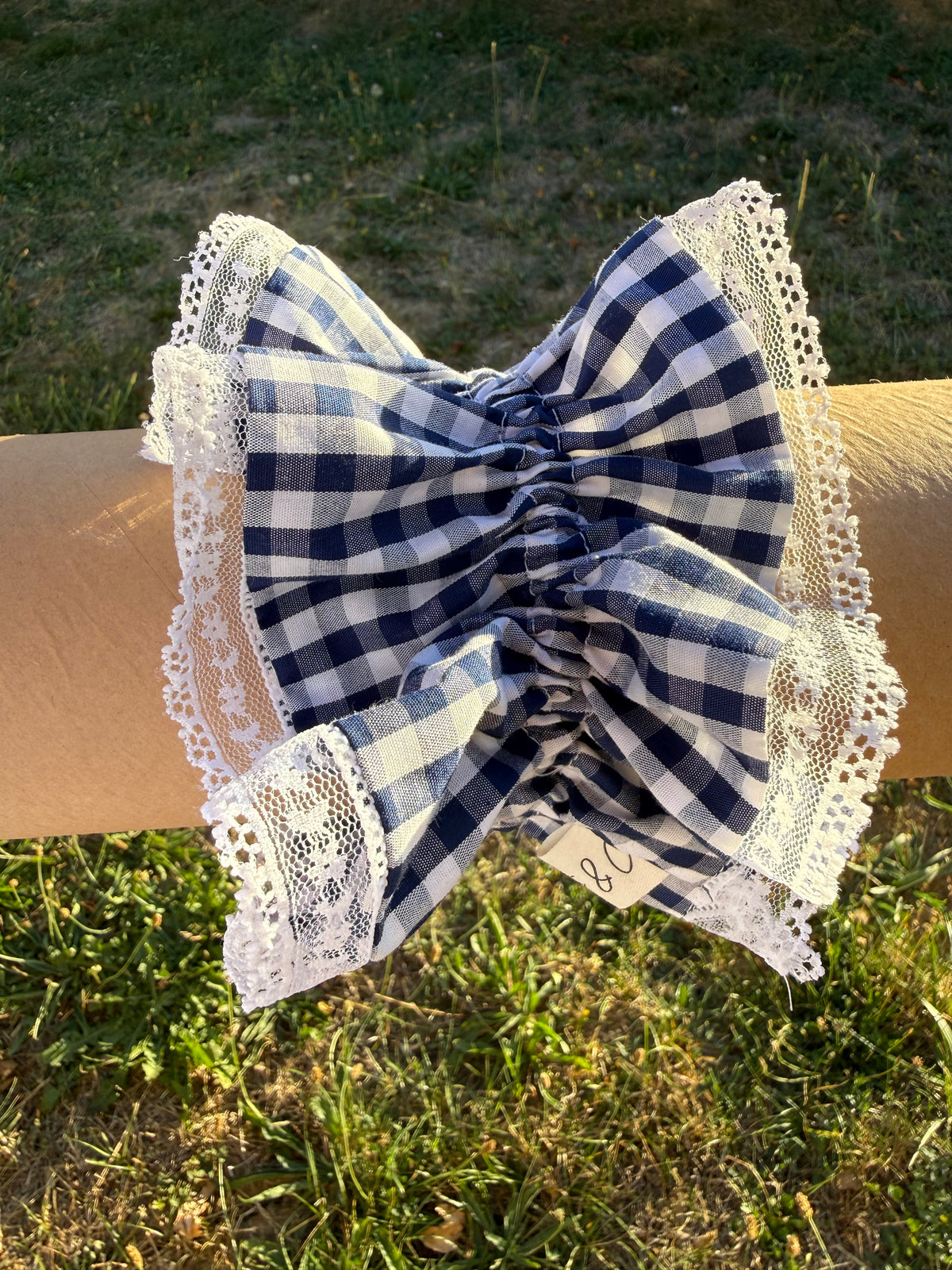Chouchou double vichy bleu marine et dentelle blanche