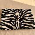 Pochette ordinateur 15 pouces – Fausse fourrure zèbre – Fait main – Laptop sleeve 15'' – Cadeau femme original