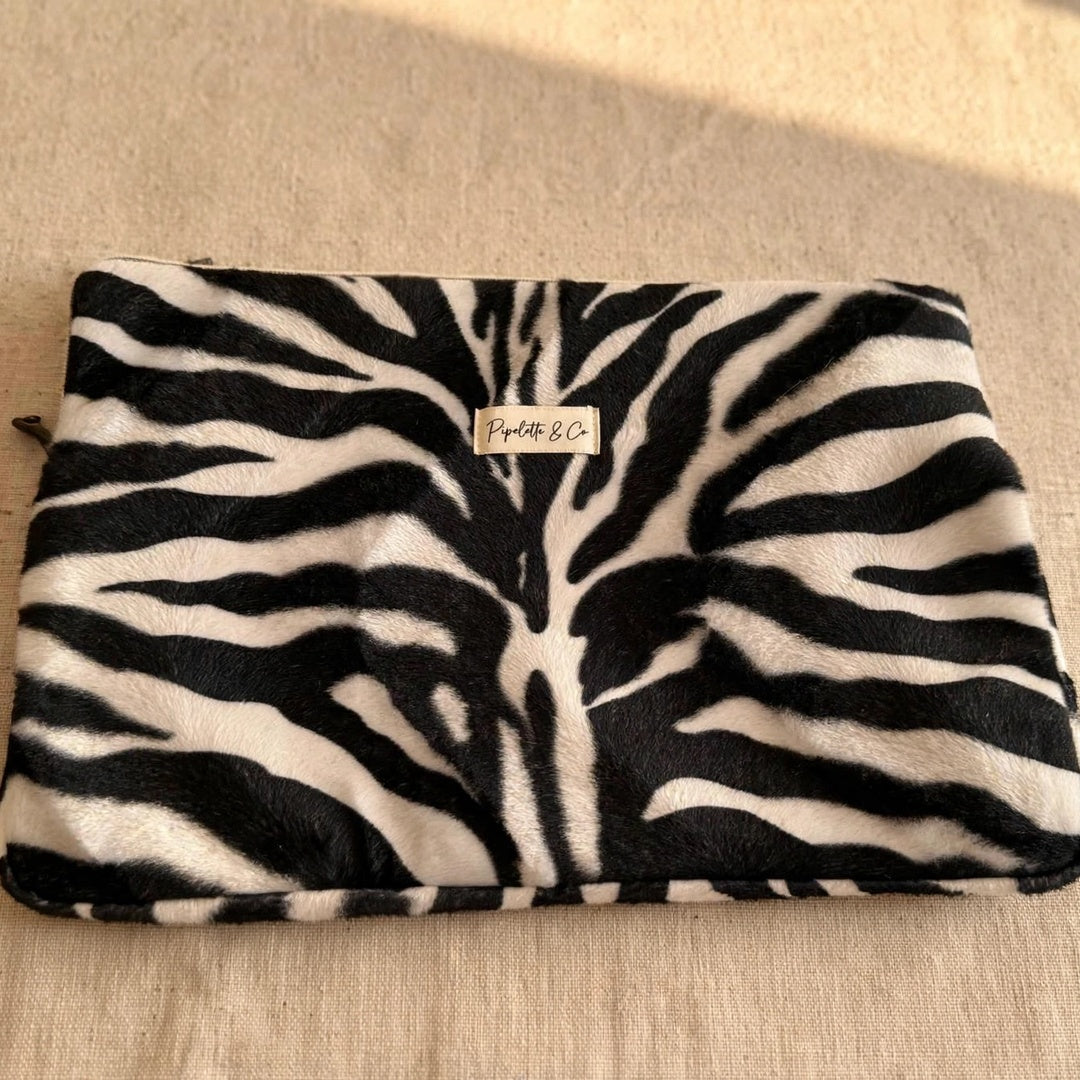 Pochette ordinateur 15 pouces – Fausse fourrure zèbre – Fait main – Laptop sleeve 15'' – Cadeau femme original