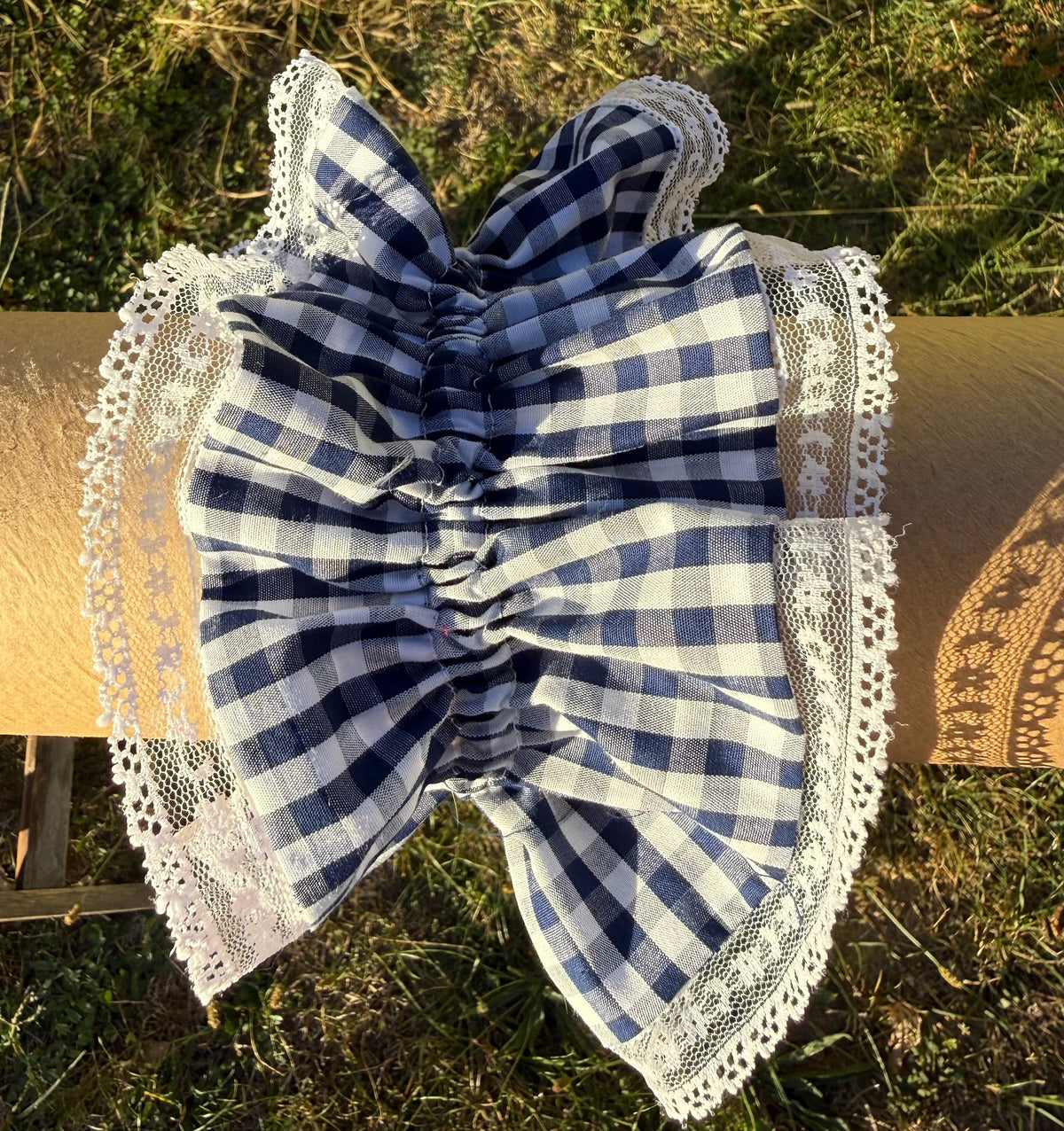 Chouchou double vichy bleu marine et dentelle blanche