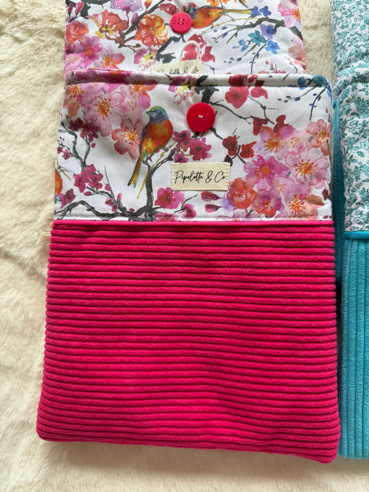 Pochette à livre broché – Collection Cerisier & Velours