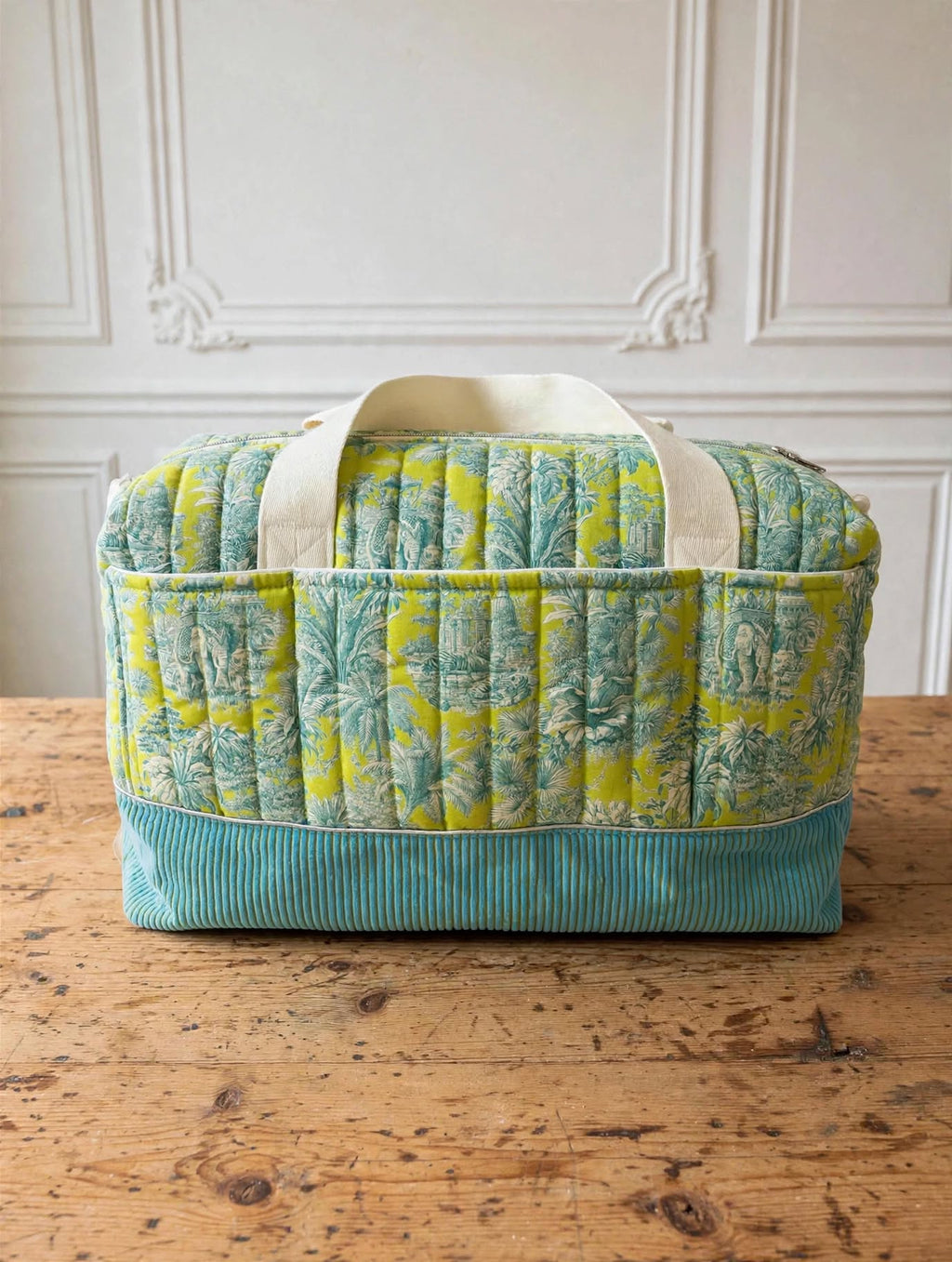 Sac à langer toile de Jouy jaune et turquoise, vue de face avec anses écrues
