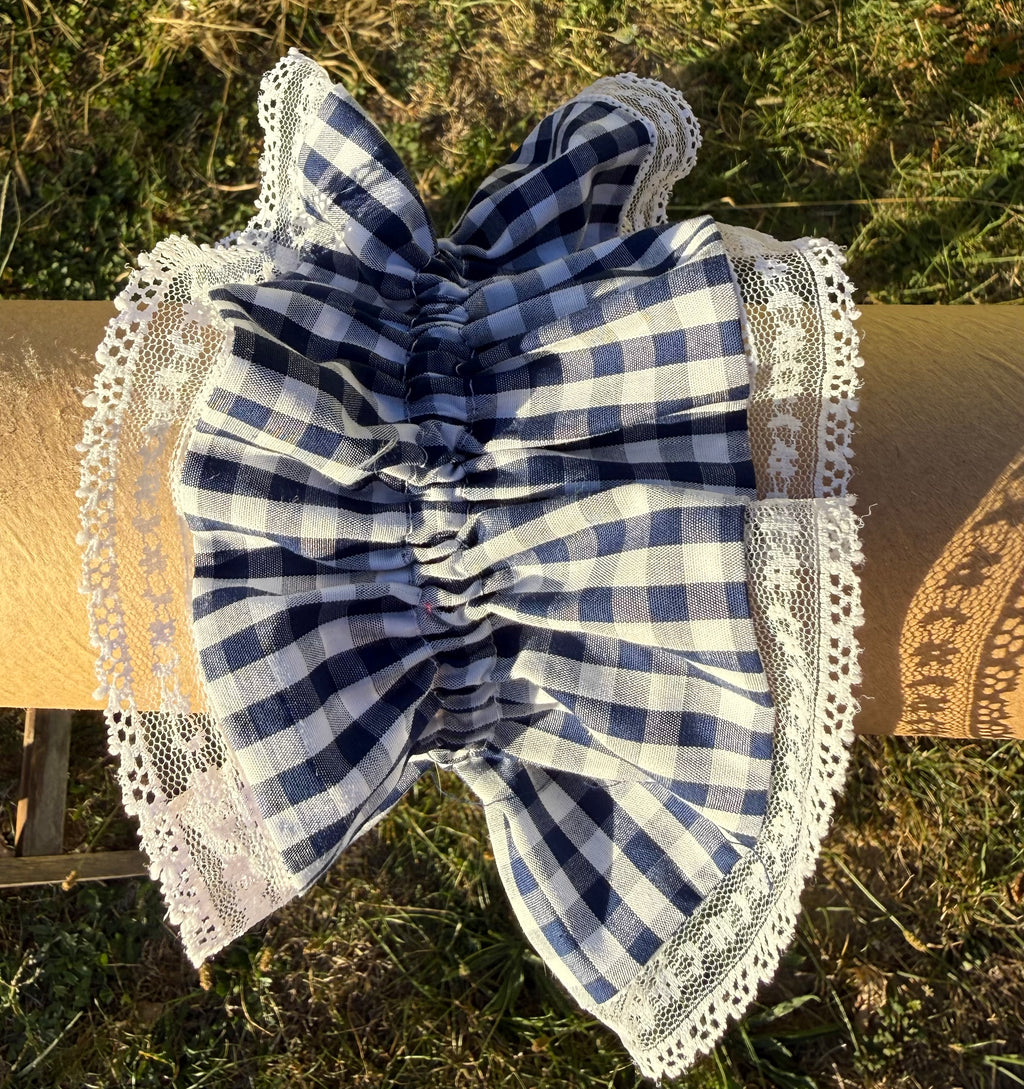 Chouchou double vichy bleu marine et dentelle blanche