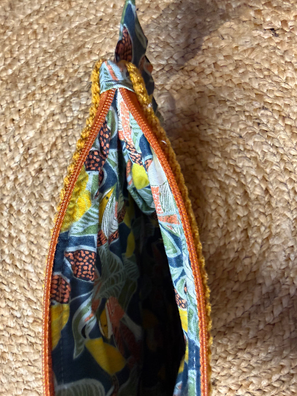Pochette à froufrous moutarde et fleurs