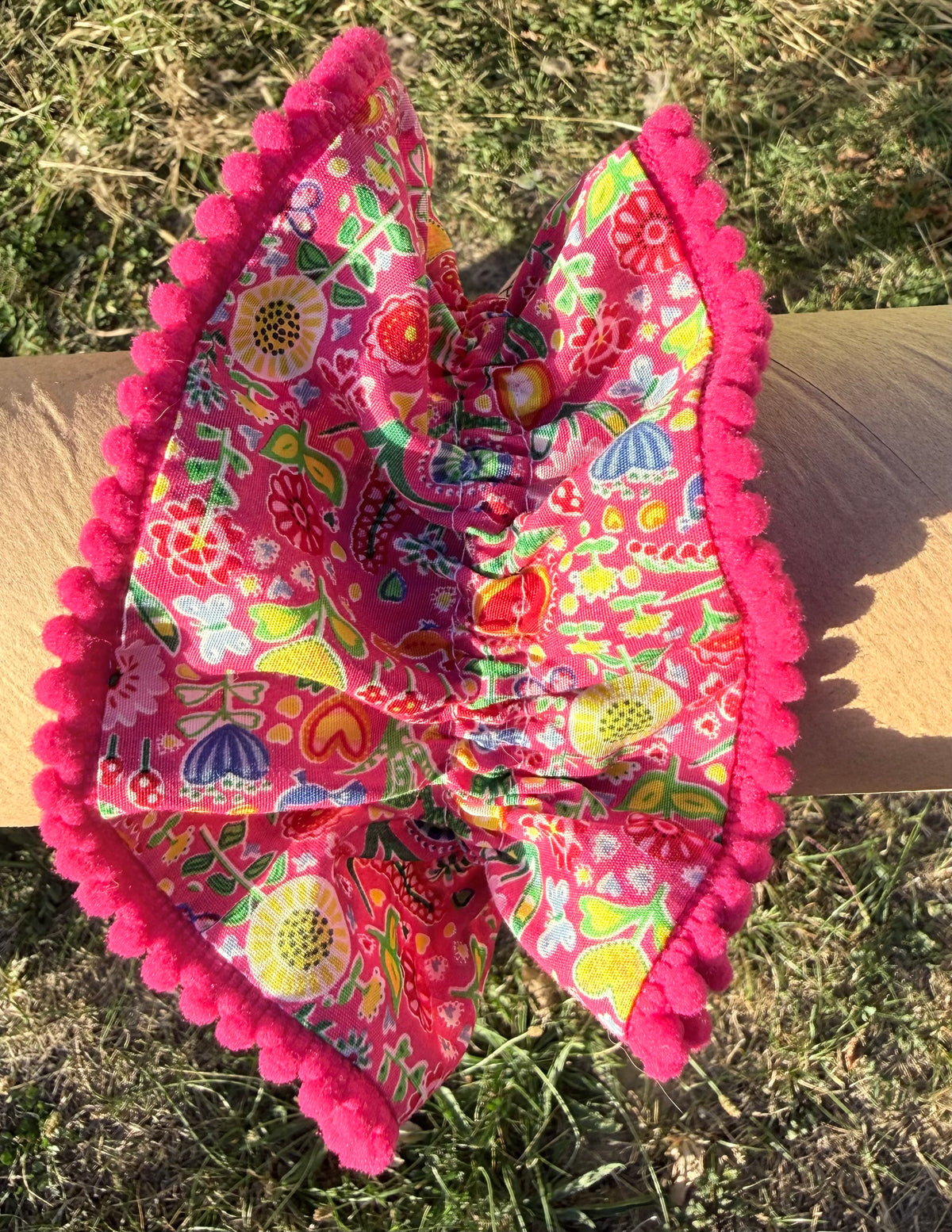 Chouchou double fleuri rose et pompons fuchsia
