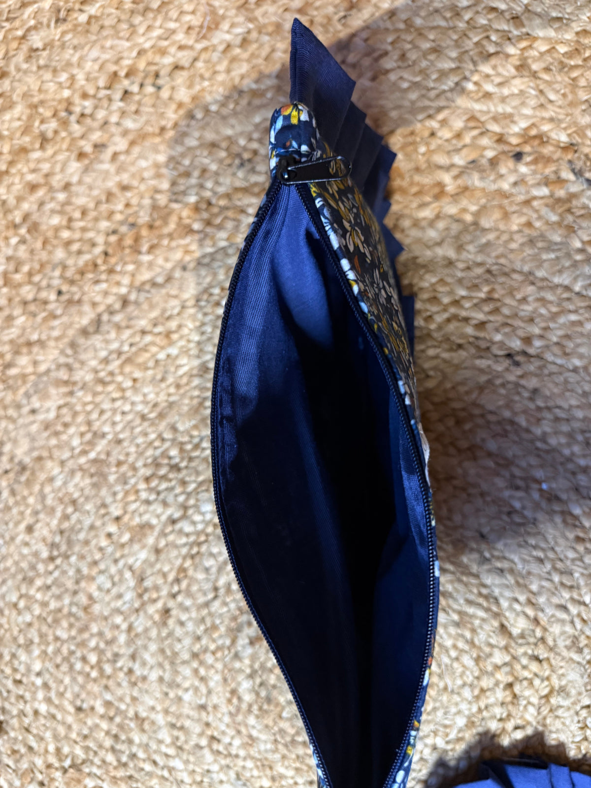 Pochette fleurie à froufrous bleu marine