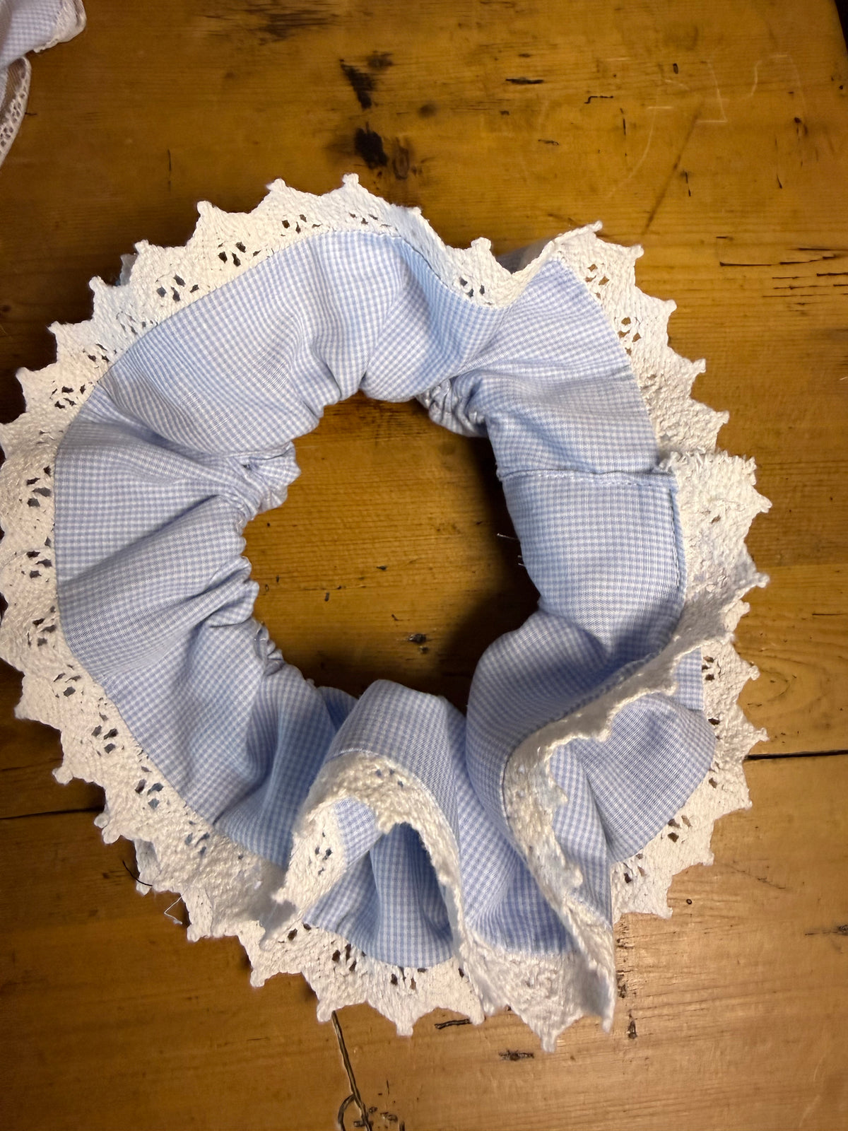 Chouchou double bleu ciel et dentelle blanche ajourée