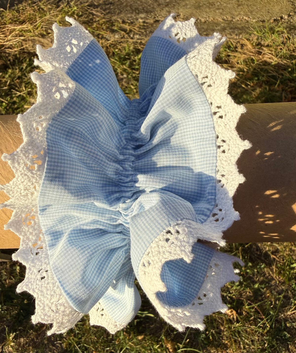 Chouchou double bleu ciel et dentelle blanche ajourée