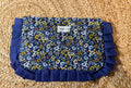 Pochette fleurie à froufrous bleu marine