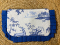 Pochette à froufrous bleus – motif toile de Jouy