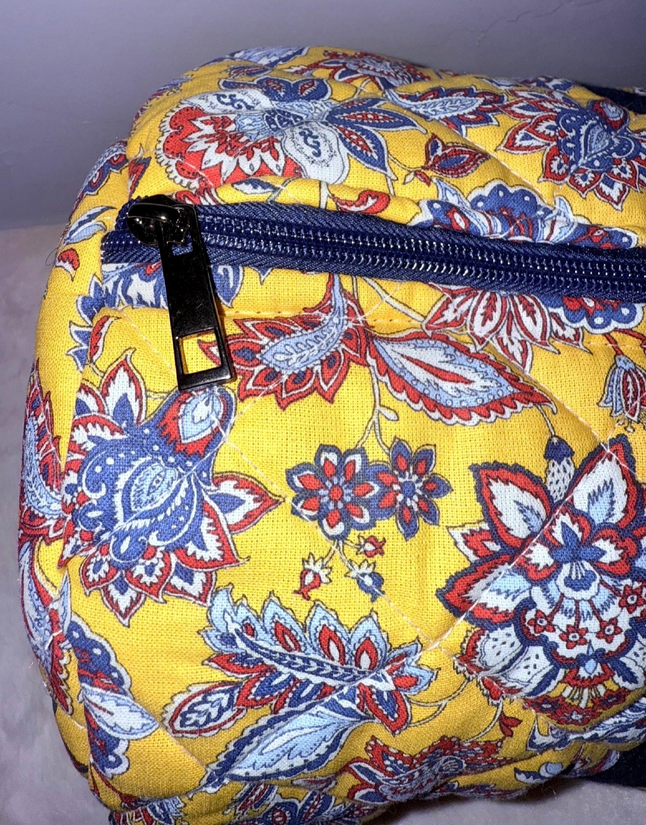 Sac Week-end Matelassé Jaune Fleuri 44x20 cm – Chic & Compact