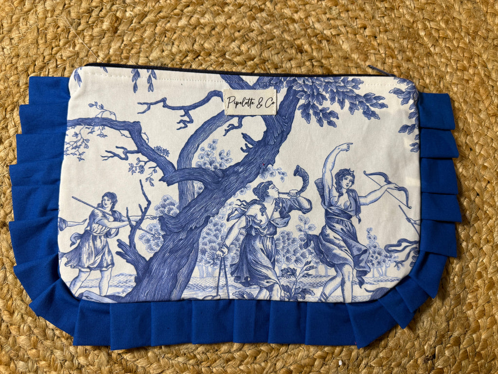 Pochette à froufrous bleus – motif toile de Jouy