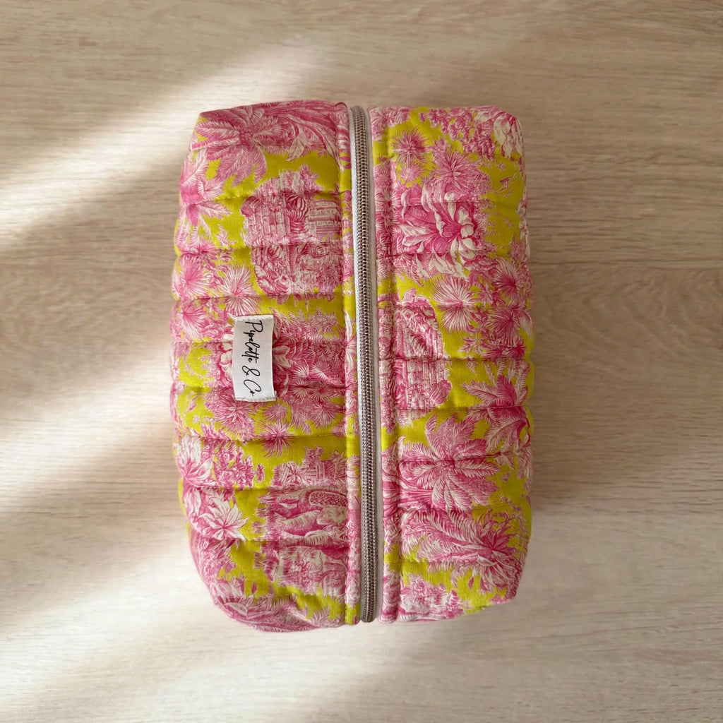 Trousse de toilette en toile de Jouy matelassée vue de dessus avec sa fermeture éclair