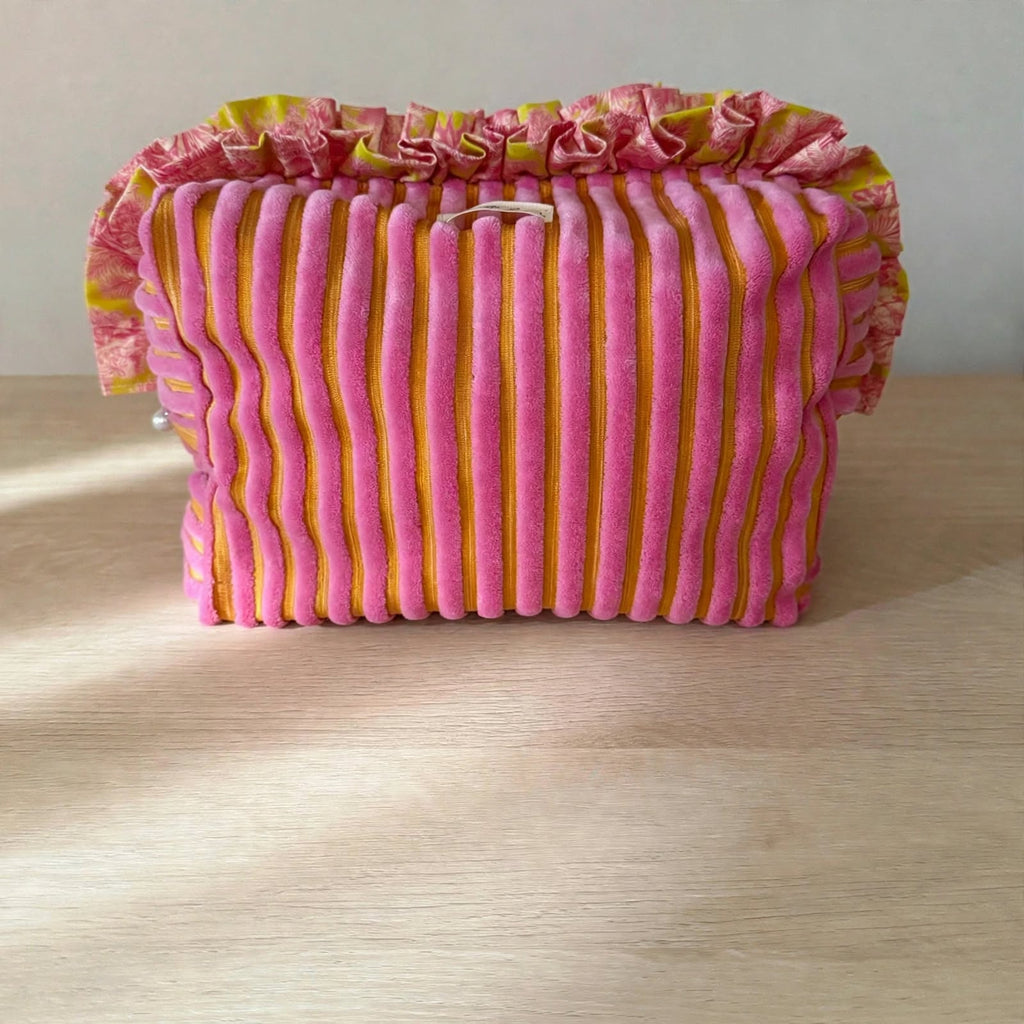 Trousse de toilette en velours côtelé rose et moutarde avec volant tissu Kenzo, vue de face