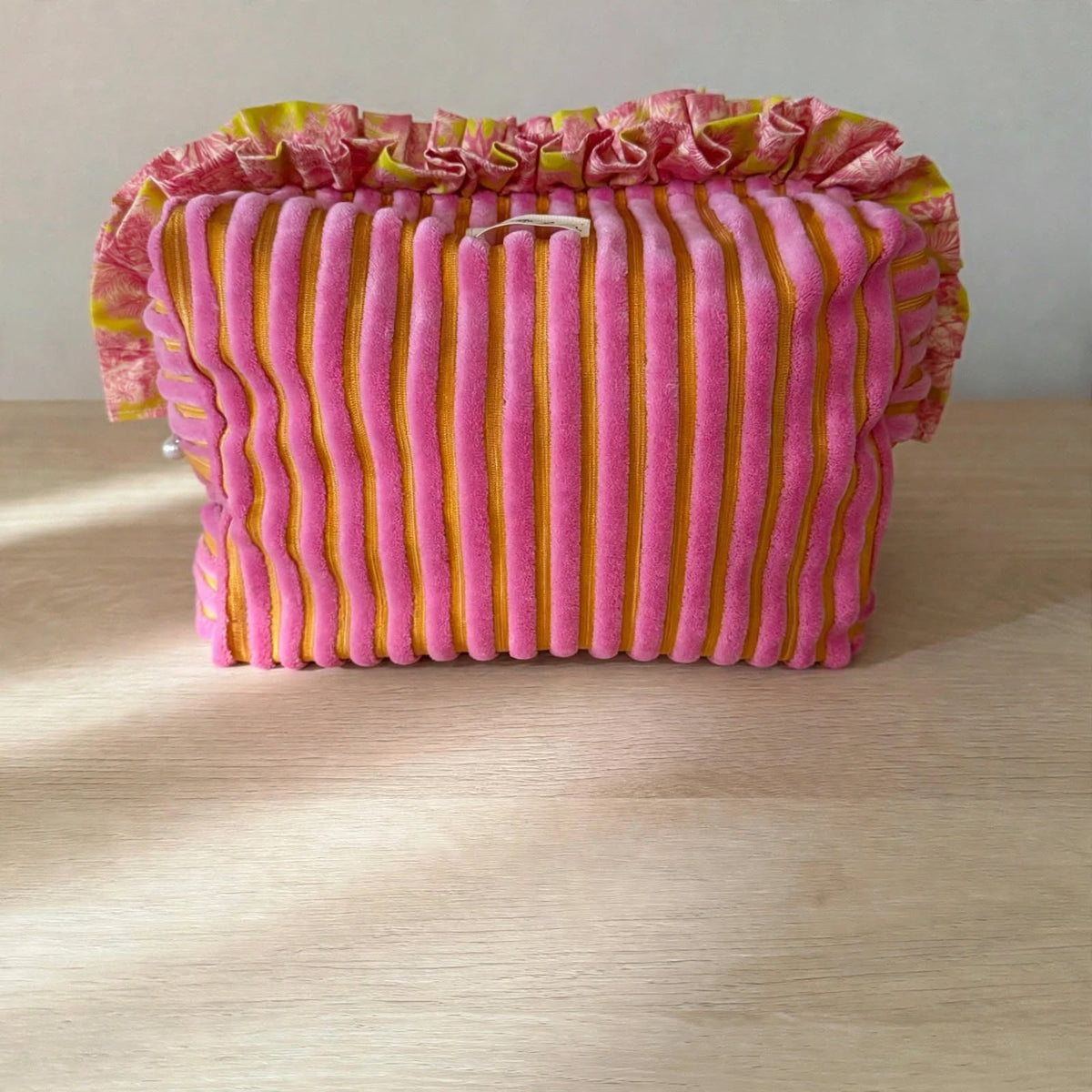Trousse de toilette en velours côtelé rose et moutarde avec volant tissu Kenzo, vue de face