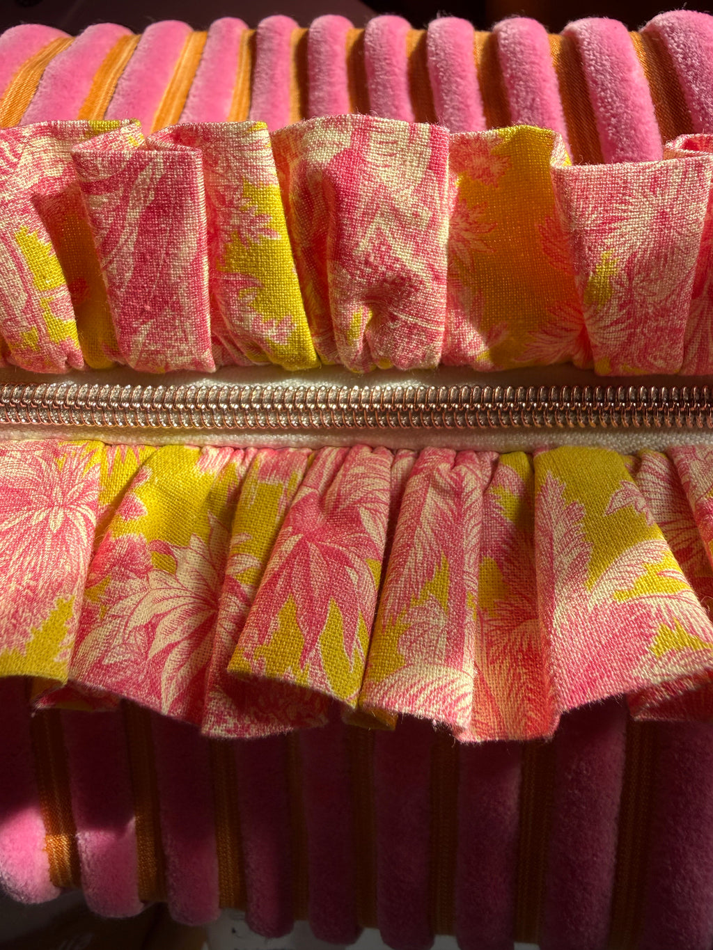 Détail du volant en tissu Kenzo Mah Jong et de la perle sur la fermeture éclair