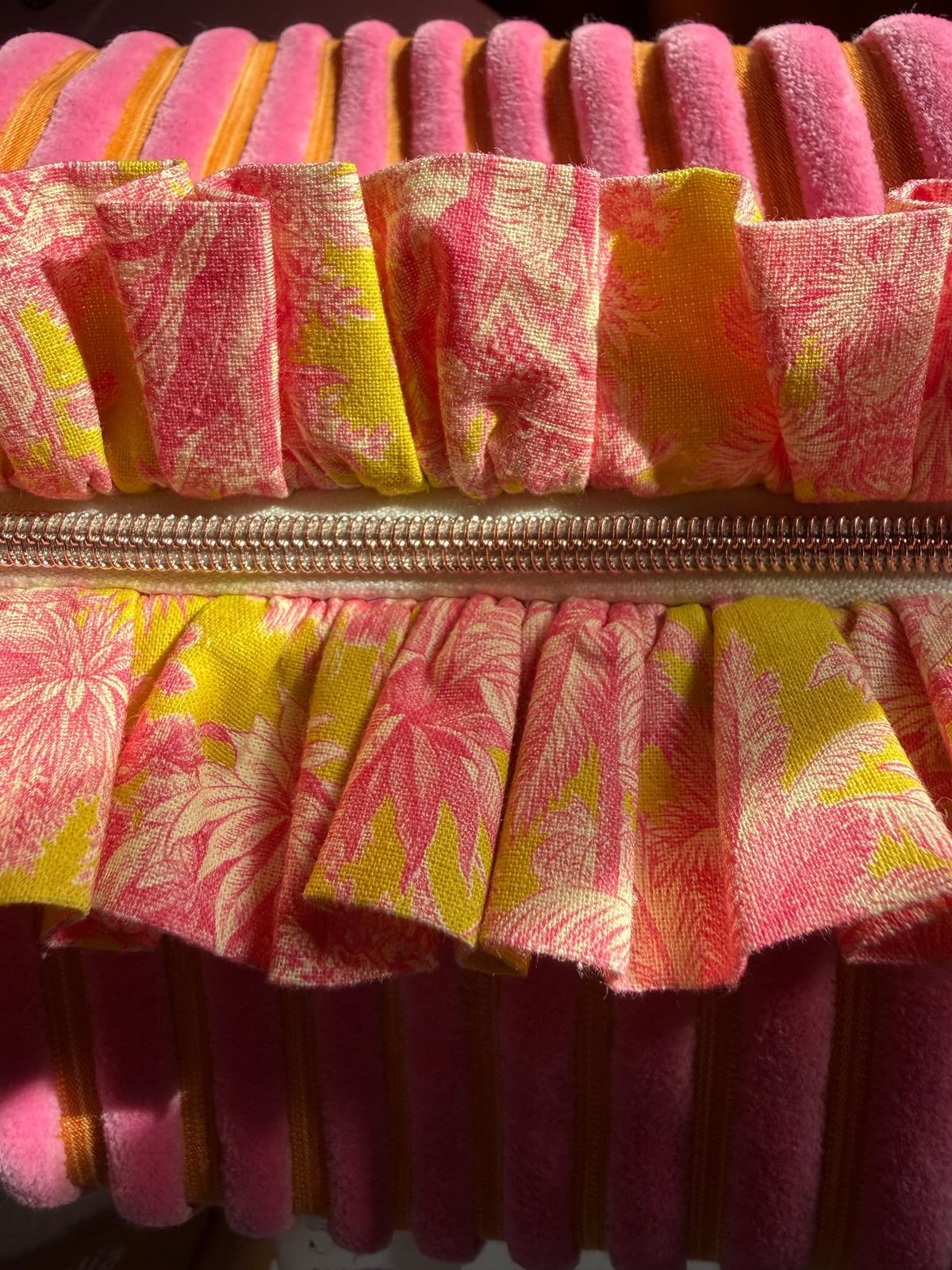 Détail du volant en tissu Kenzo Mah Jong et de la perle sur la fermeture éclair