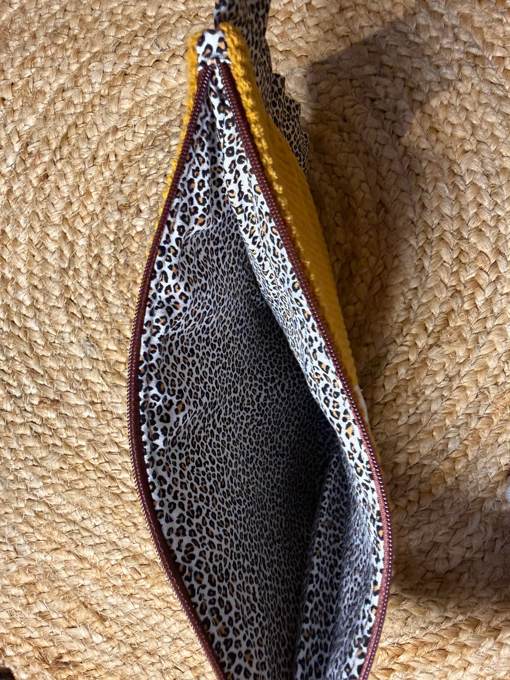 Pochette à froufrous moutarde et léopard
