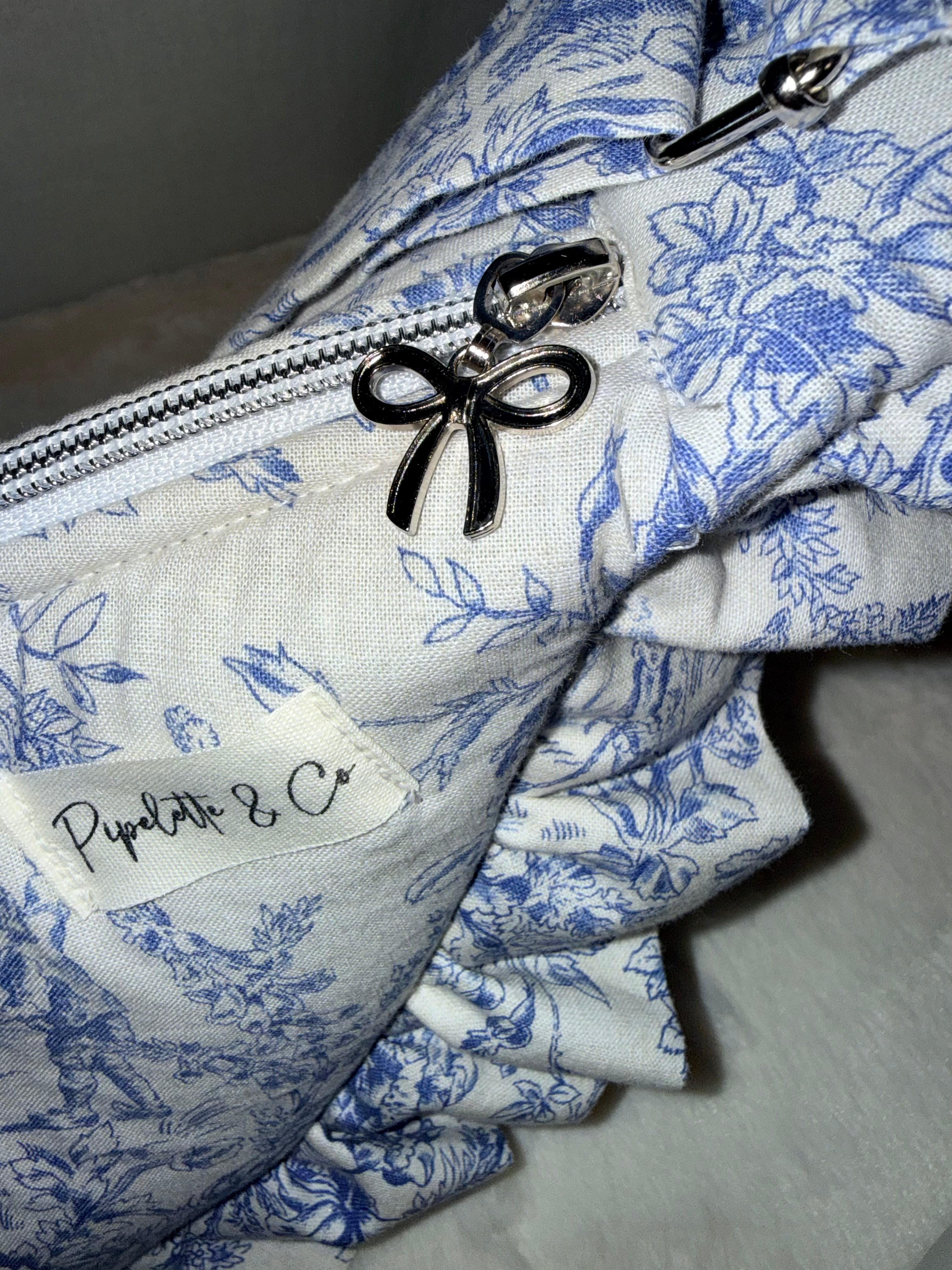 Sac Demi-Lune à Froufrous en Toile de Jouy - Motif Bucolique (40x20 cm) - Fait Main