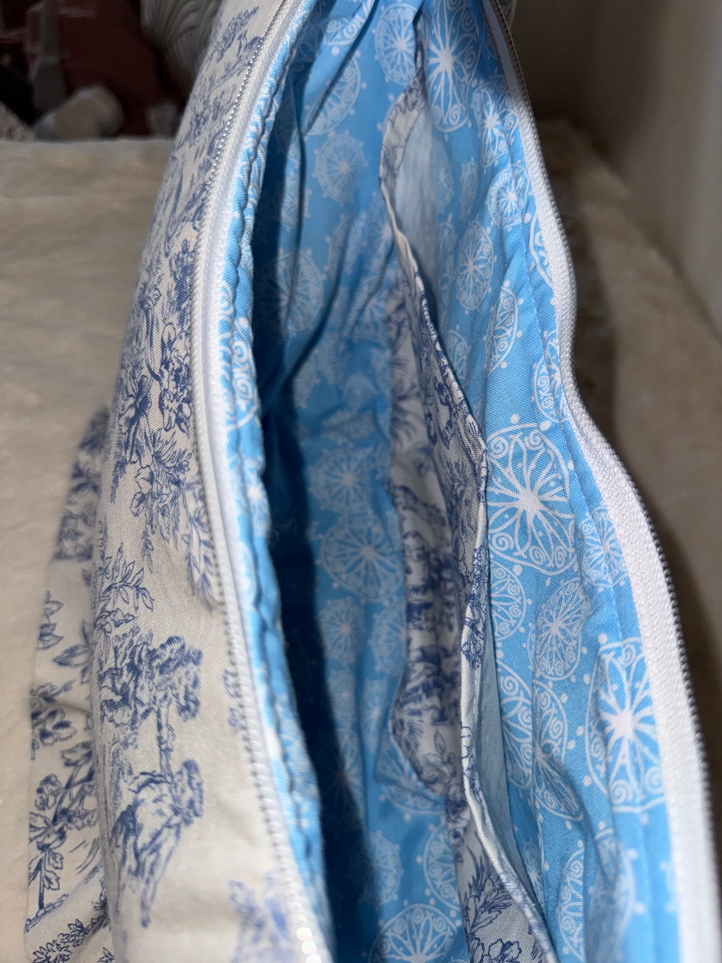 Sac Demi-Lune à Froufrous en Toile de Jouy - Motif Bucolique (40x20 cm) - Fait Main