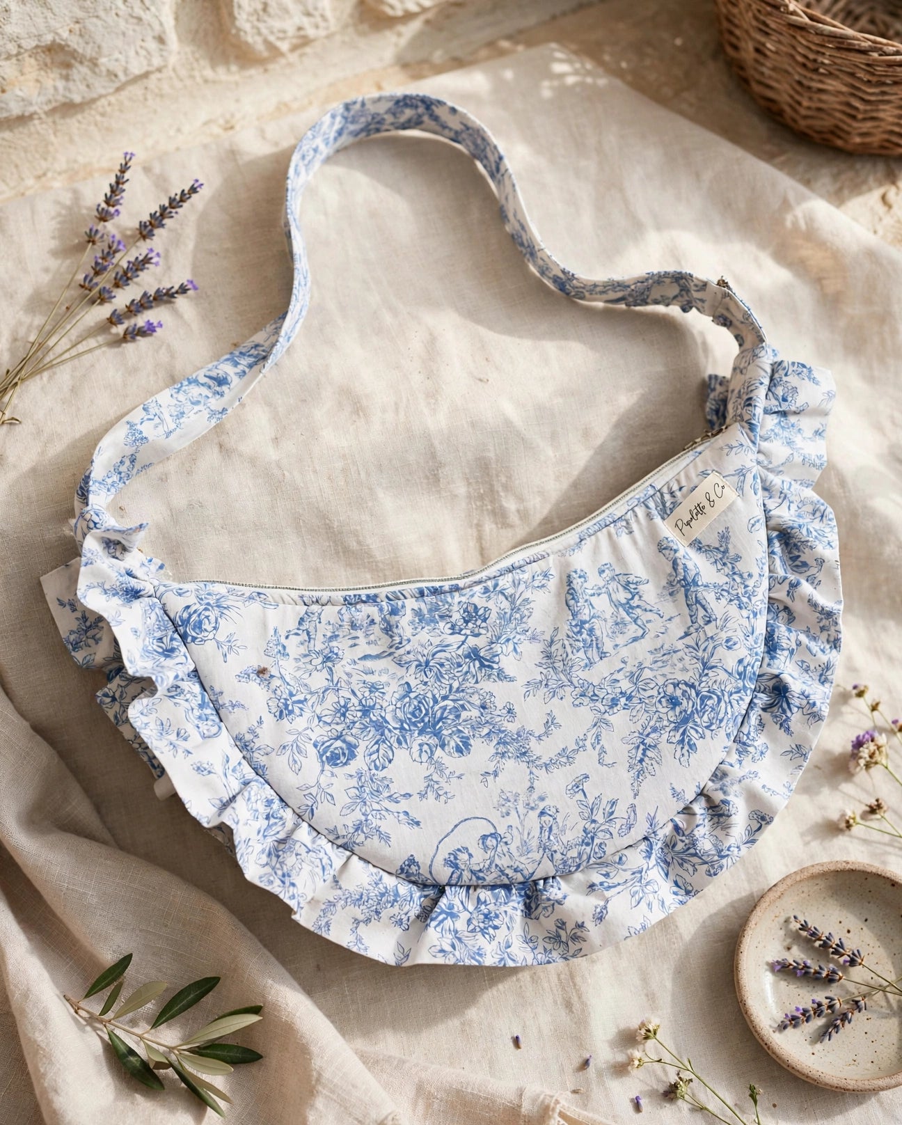 Sac Demi-Lune à Froufrous en Toile de Jouy - Motif Bucolique (40x20 cm) - Fait Main